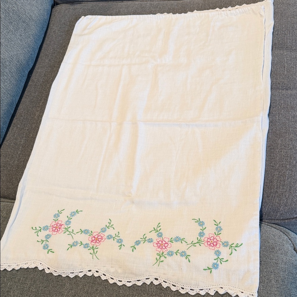 Set of Vintage Homemade Embroidered Floral Pillowcases - Picture 6 of 8
